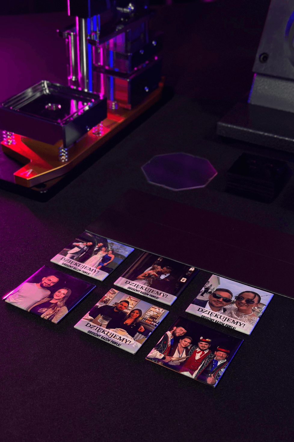 Fotomagnes wykonany na żywo na weselu — magnes na lodówkę BigFotoEvents